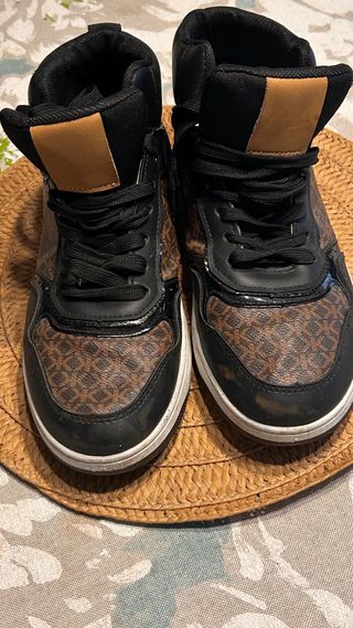 Zapatillas altas negras y marrones