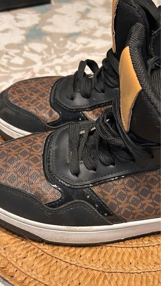 Zapatillas altas negras y marrones