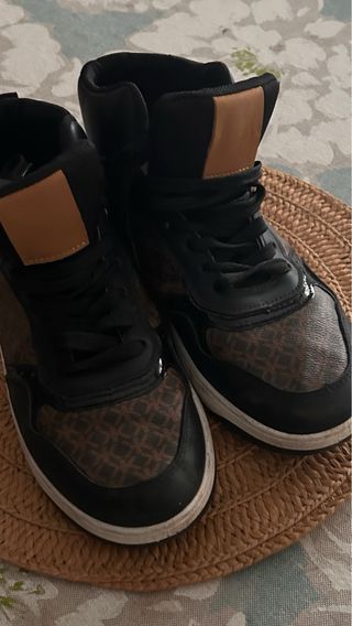 Zapatillas altas negras y marrones