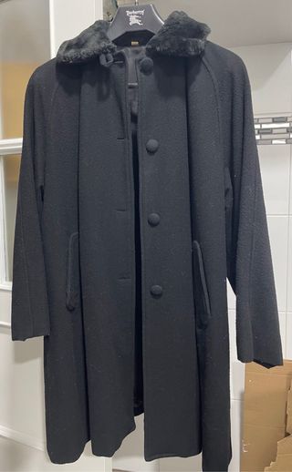 Abrigo de señora negro con cuello de pelo