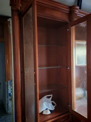 SE REGALA armario de madera con puertas de cristal