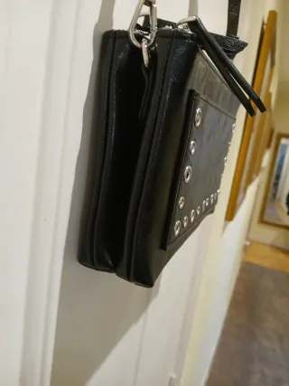 Bolso Parfois bandolera negro con remaches