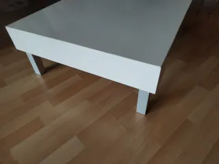 Mesa baja blanca salón moderna