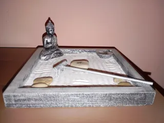 Jardín Zen con Buda y Rastrillo