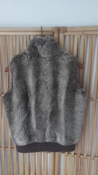 Chaleco de pelo sintético marrón y gris