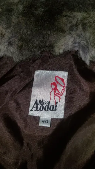 Chaleco de pelo sintético marrón y gris