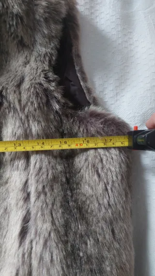 Chaleco de pelo sintético marrón y gris