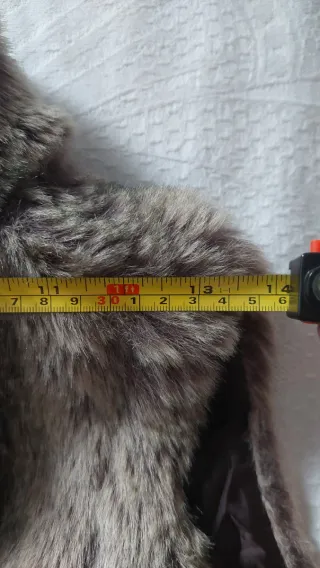 Chaleco de pelo sintético marrón y gris