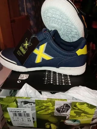 Zapatillas Munich niño talla 32, con su etiqueta