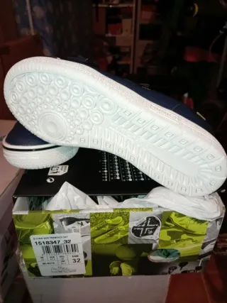 Zapatillas Munich niño talla 32, con su etiqueta