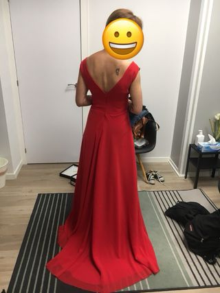 Vestido de fiesta rojo con abertura