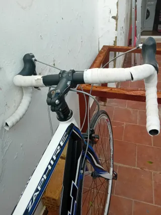 Bicicleta de carretera azul