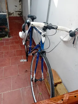 Bicicleta de carretera azul