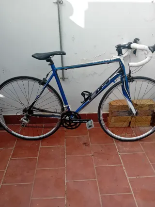 Bicicleta de carretera azul
