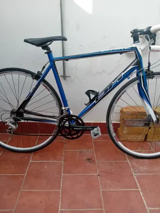 Bicicleta de carretera azul