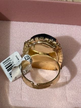 Anello con pietra nera e cristalli