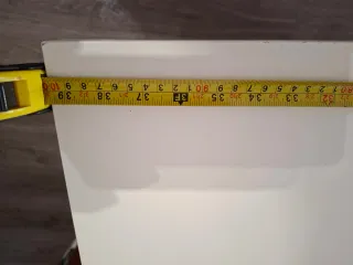 Mesa de escritorio blanco.