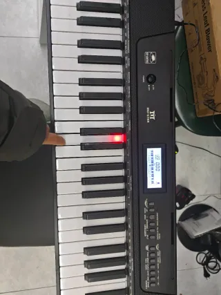 Piano digital JTT con soporte