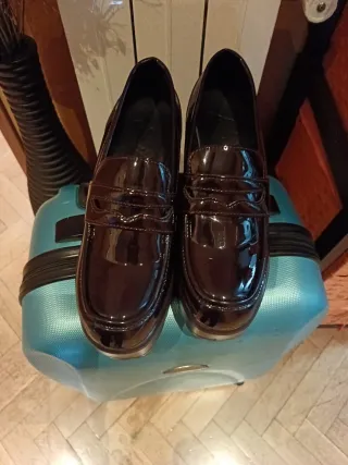 Zapatos de tacón marrones color vino