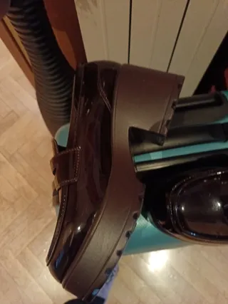 Zapatos de tacón marrones color vino