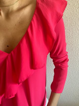 Camisa fucsia asimétrica