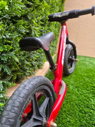 Bicicleta equilibrio Strider Roja ideal iniciación