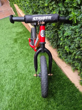 Bicicleta equilibrio Strider Roja ideal iniciación