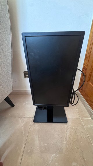 Monitor con Base de elevable de Cristal.