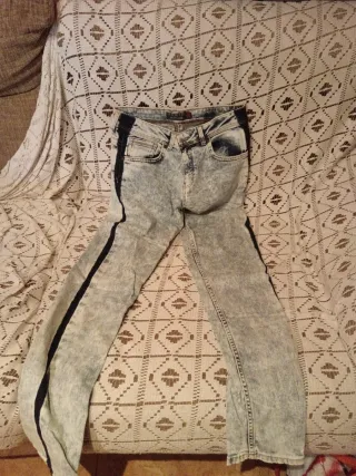 Pantalón vaquero desgastado con raya lateral