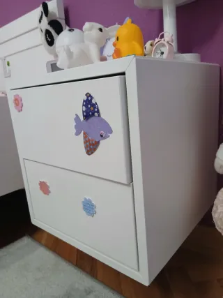 Cama infantil, colchón, barrera, mesita, sábanas.