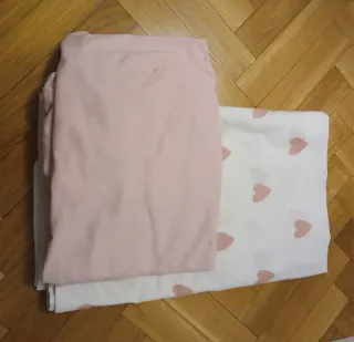 Cama infantil, colchón, barrera, mesita, sábanas.