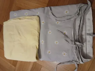 Cama infantil, colchón, barrera, mesita, sábanas.