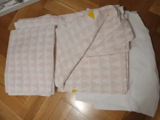 Cama infantil, colchón, barrera, mesita, sábanas.