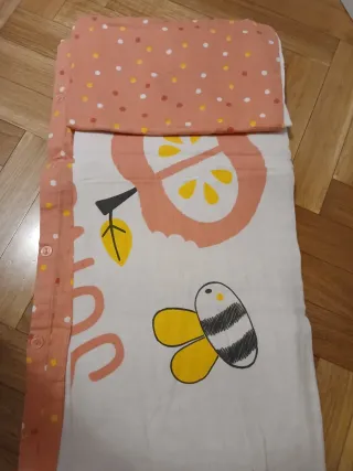 Cama infantil, colchón, barrera, mesita, sábanas.