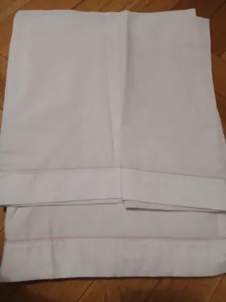 Cama infantil, colchón, barrera, mesita, sábanas.