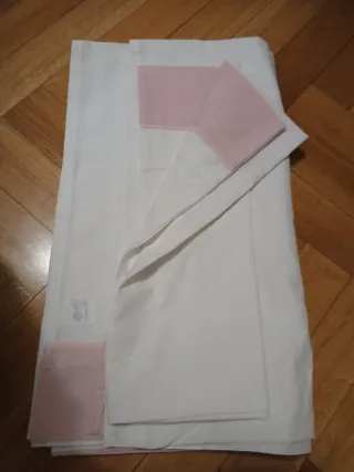 Cama infantil, colchón, barrera, mesita, sábanas.