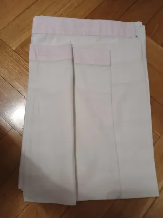 Cama infantil, colchón, barrera, mesita, sábanas.