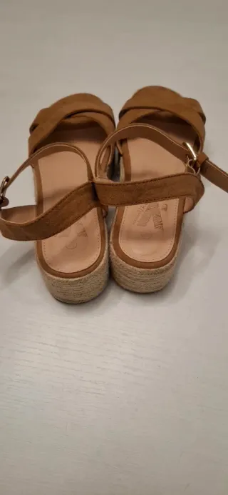 Sandalias cuña marrón