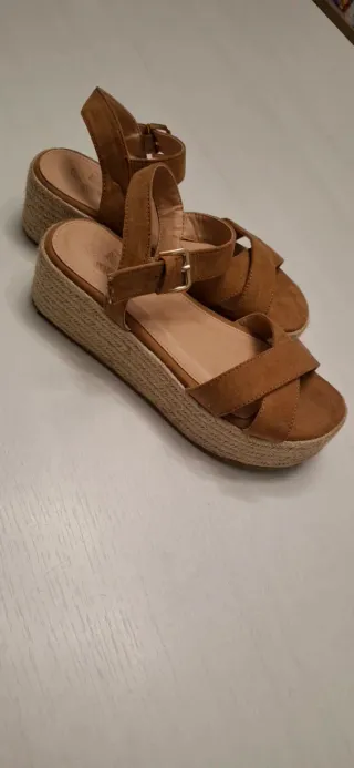 Sandalias cuña marrón