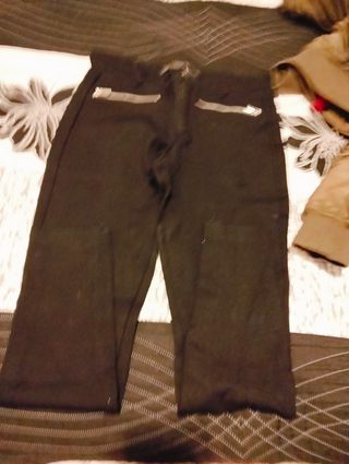 Pantalón negro con cremalleras