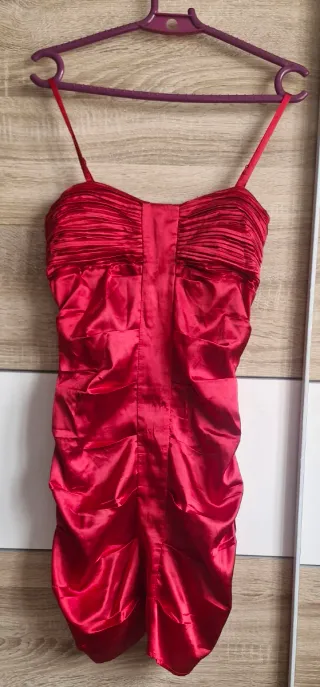 Vestido rojo satinado