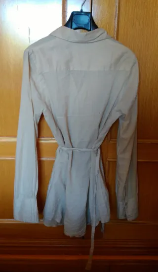 Blusa beige con cinturón y botones