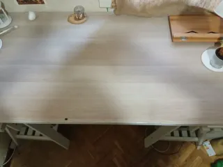 Escritorio de madera, metal y plástico