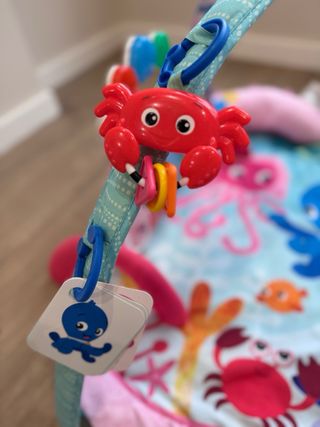 Gimnasio infantil con juguetes marinos