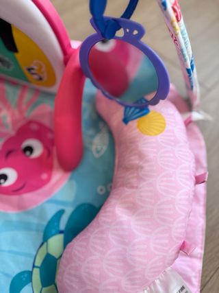 Gimnasio infantil con juguetes marinos