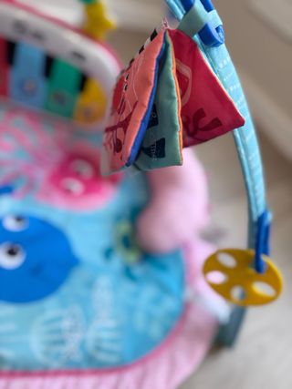 Gimnasio infantil con juguetes marinos