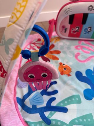 Gimnasio infantil con juguetes marinos