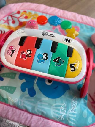 Gimnasio infantil con juguetes marinos