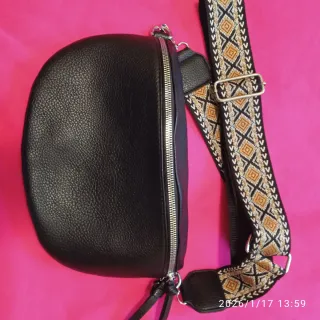 Riñonera  Negra  con Correa Multicolor