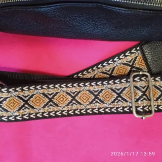 Riñonera  Negra  con Correa Multicolor